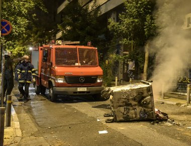 Άγρια επεισόδια τη νύχτα στα Εξάρχεια - Τραυματισμένοι δύο αστυνομικοί (φωτό, βίντεο) (upd2)